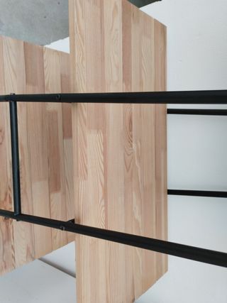 Estante de hierro y madera