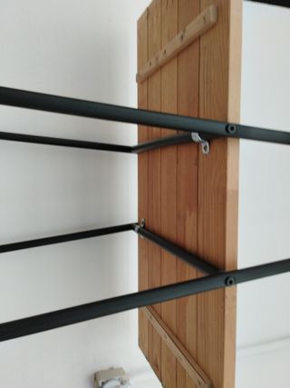 Estante de hierro y madera