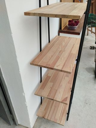 Estante de hierro y madera