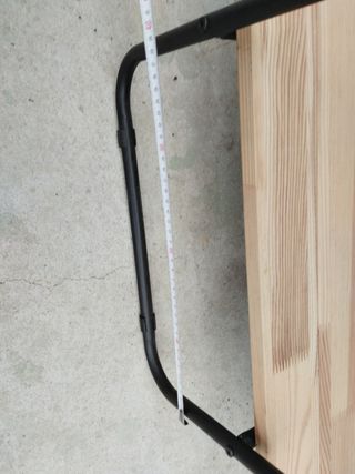 Estante de hierro y madera