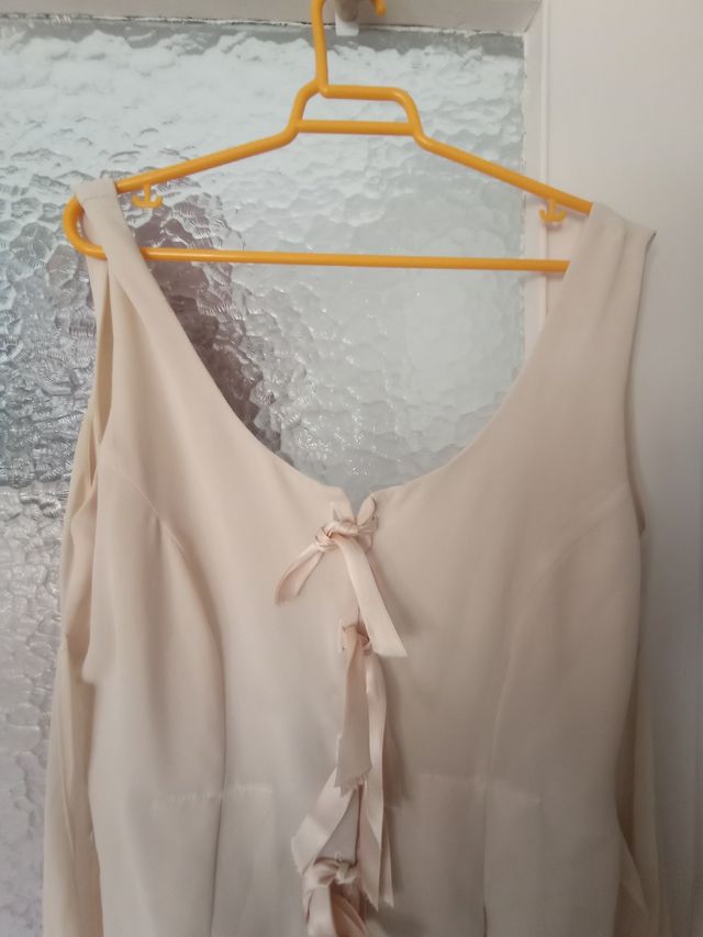 Mono vestido corto beige