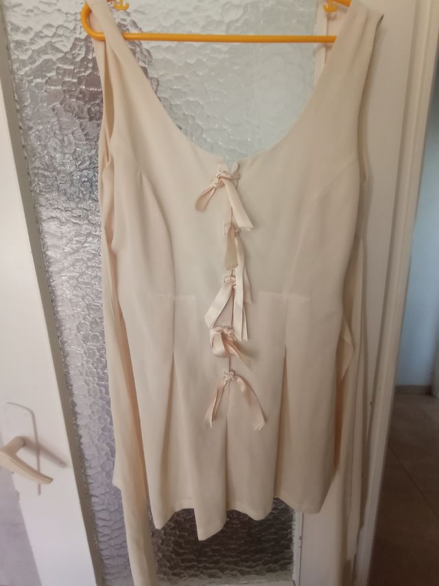 Mono vestido corto beige