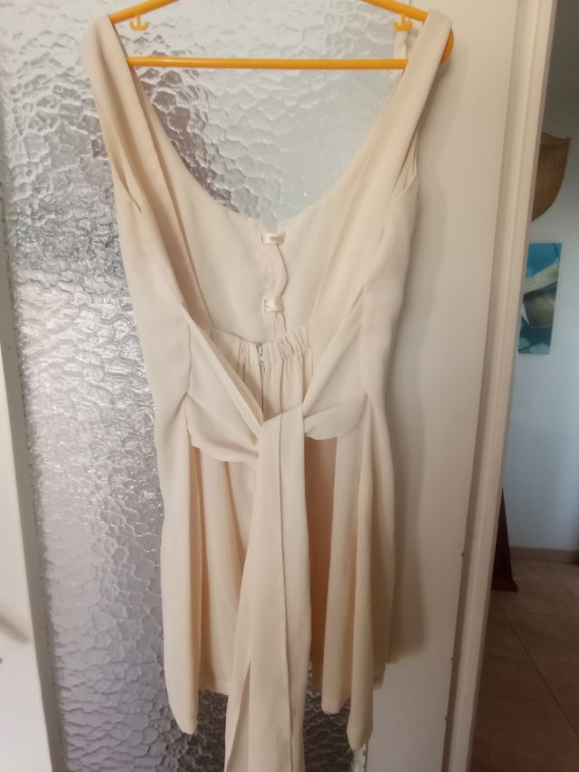 Mono vestido corto beige