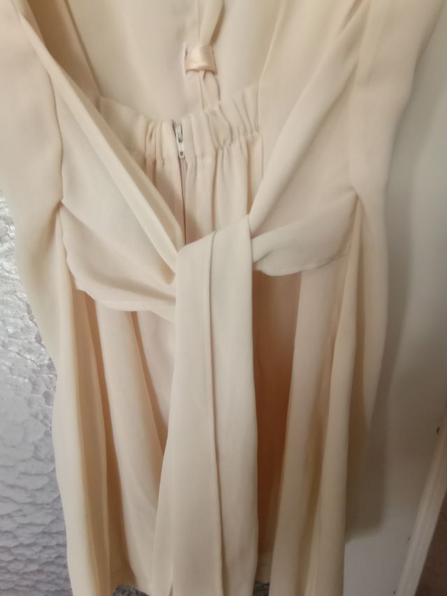 Mono vestido corto beige
