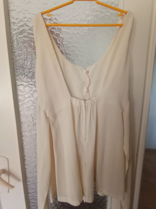Mono vestido corto beige