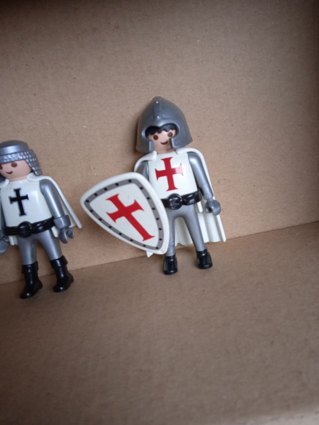 Dos Playmobil caballeros