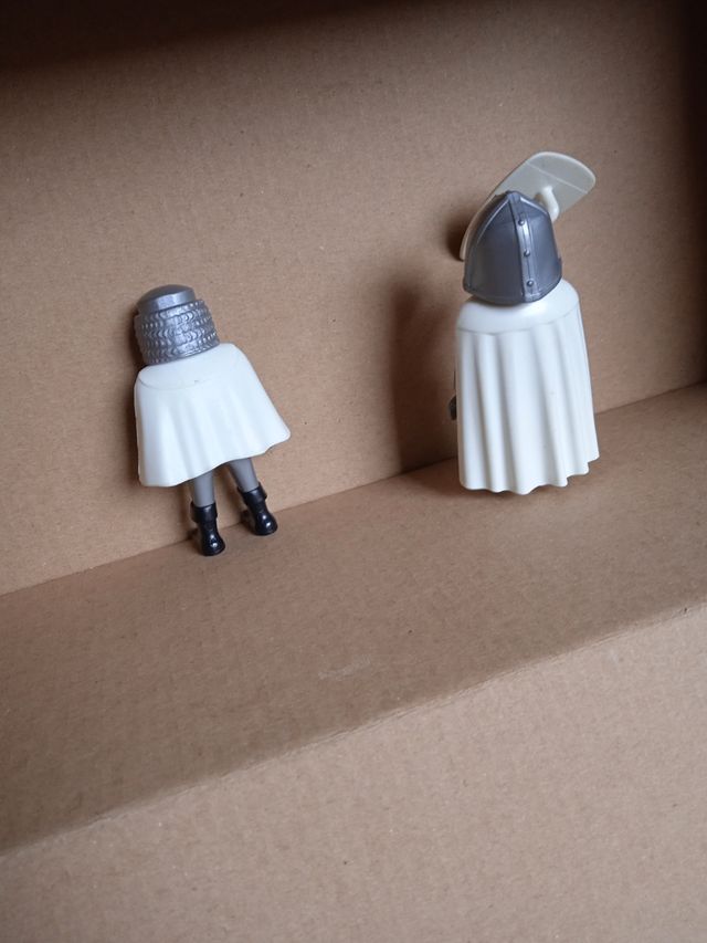 Dos Playmobil caballeros