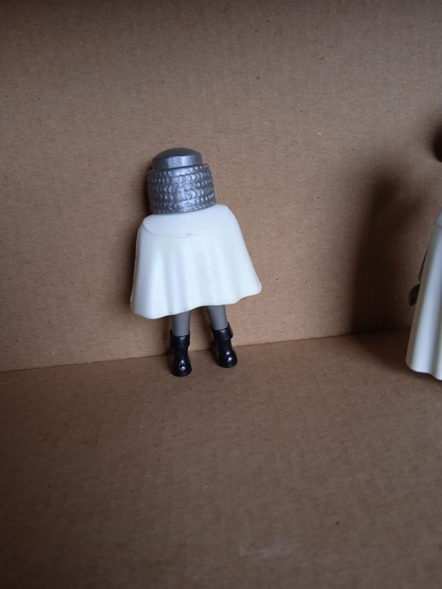 Dos Playmobil caballeros