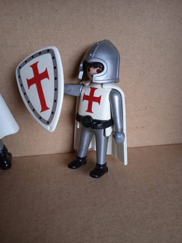 Dos Playmobil caballeros