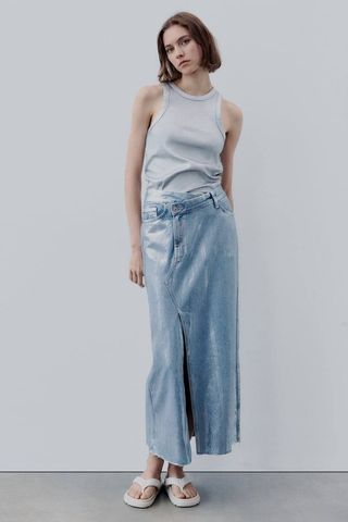 Falda vaquera metalizada de Zara 