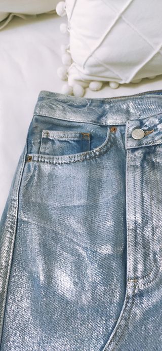 Falda vaquera metalizada de Zara 