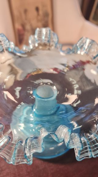 Centro de cristal soplado victoriano azul rizado