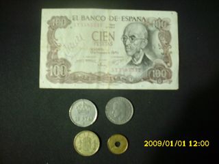 Pequeña colección de billete y monedas de pesetas.
