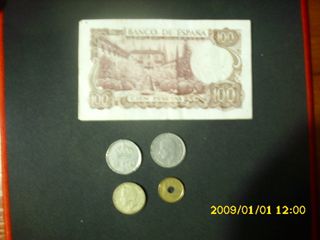 Pequeña colección de billete y monedas de pesetas.