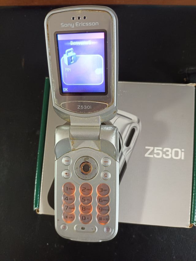 SonyEricsson Z530i Soft Nero Bluetooth MobilePhone