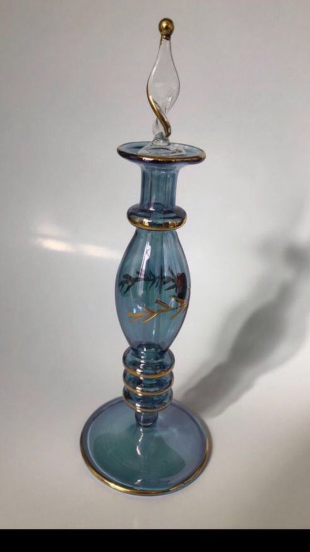 Esenciero cristal tallado , caja incluida.