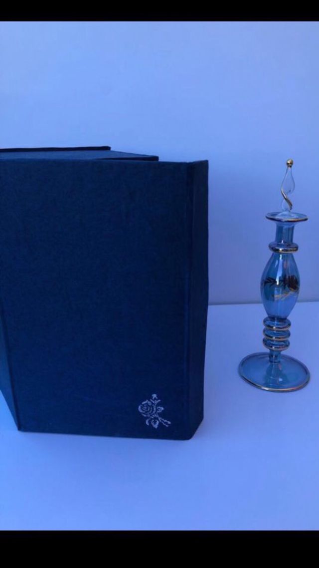 Esenciero cristal tallado , caja incluida.