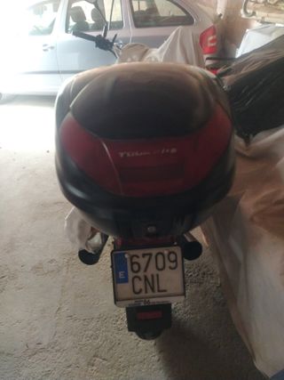 Baúl y su soporte Givi