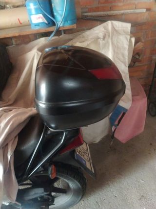 Baúl y su soporte Givi
