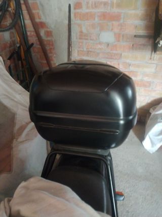 Baúl y su soporte Givi