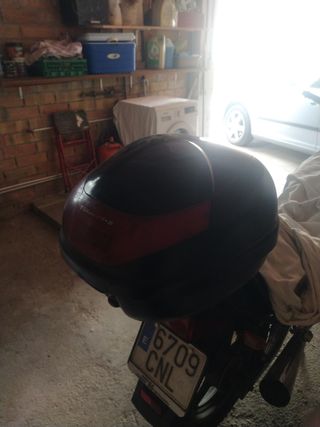 Baúl y su soporte Givi