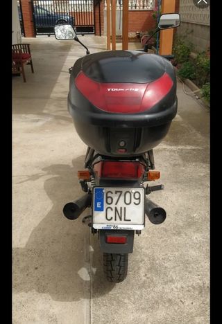 Baúl y su soporte Givi