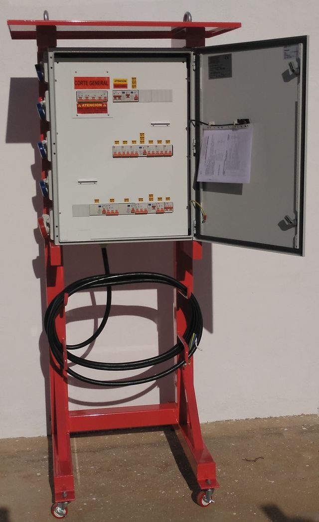 CUADRO INDUSTRIAL DE ENCHUFES CON SOPORTE METÁLICO