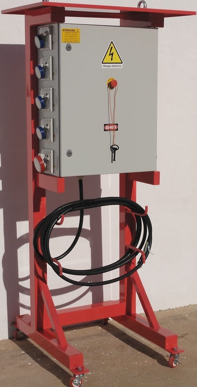 CUADRO INDUSTRIAL DE ENCHUFES CON SOPORTE METÁLICO