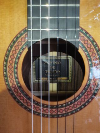 Guitarra española y funda
