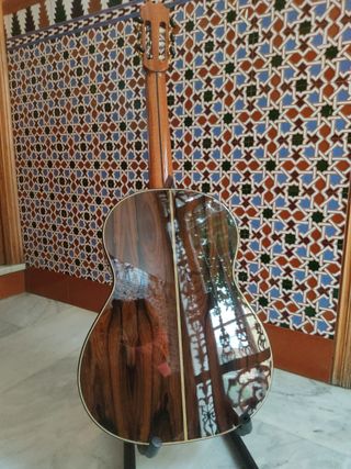 Guitarra española y funda
