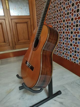 Guitarra española y funda
