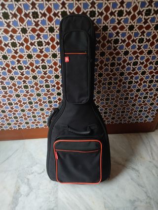 Guitarra española y funda
