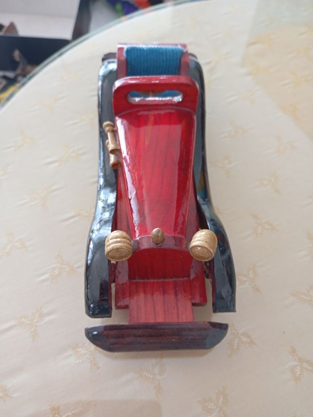 Coche antiguo de madera.