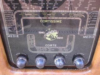 Radio antica vintage in legno a valvole anni 50