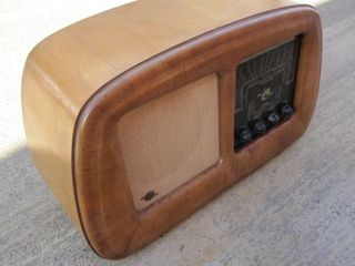 Radio antica vintage in legno a valvole anni 50