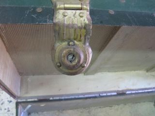 Baule antico da viaggio in legno e pelle verde