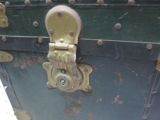Baule antico da viaggio in legno e pelle verde