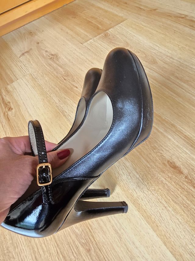 Zapato fiesta de piel y charol T37