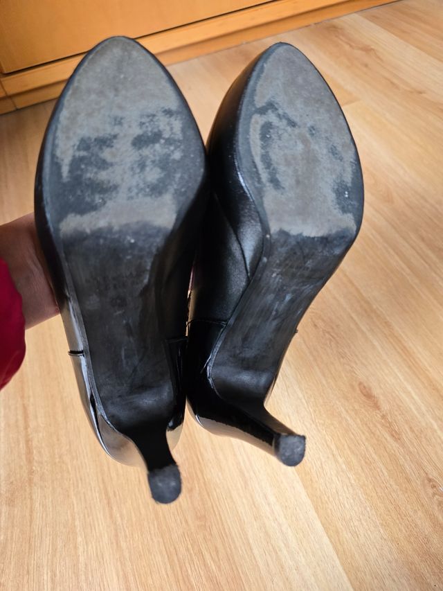 Zapato fiesta de piel y charol T37