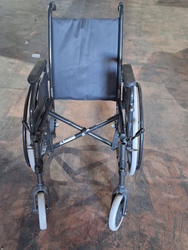 Silla de ruedas con orinal