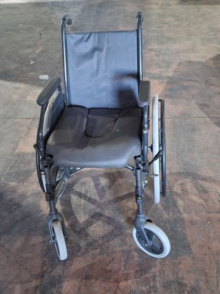 Silla de ruedas con orinal 