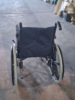 Silla de ruedas con orinal 