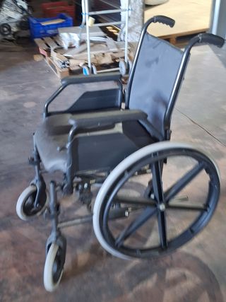 Silla de ruedas con orinal 