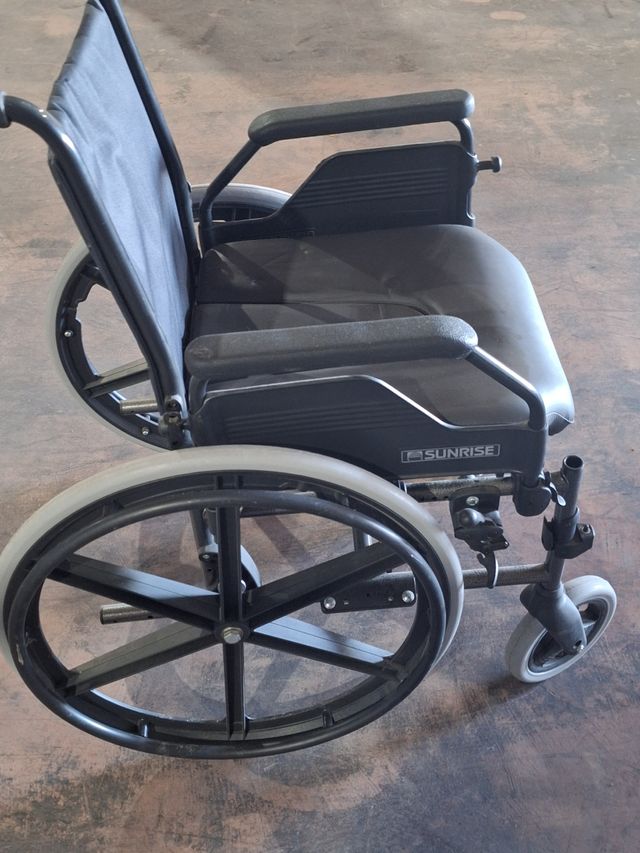 Silla de ruedas con orinal