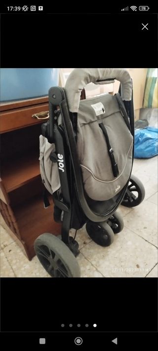 Silla de bebé con burbuja de lluvia.