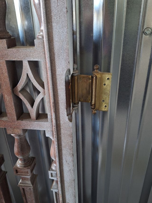 Antigua puerta madera torneada