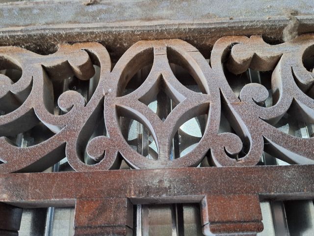 Antigua puerta madera torneada