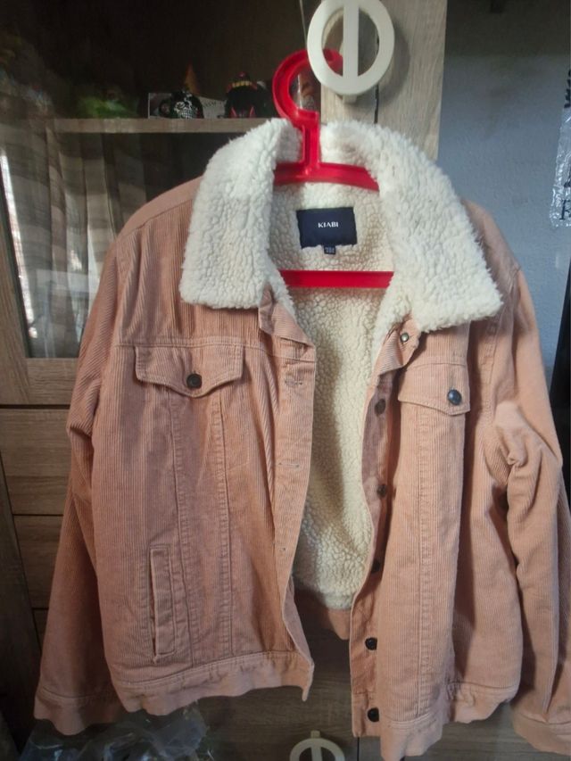 Chaqueta de pana rosa.