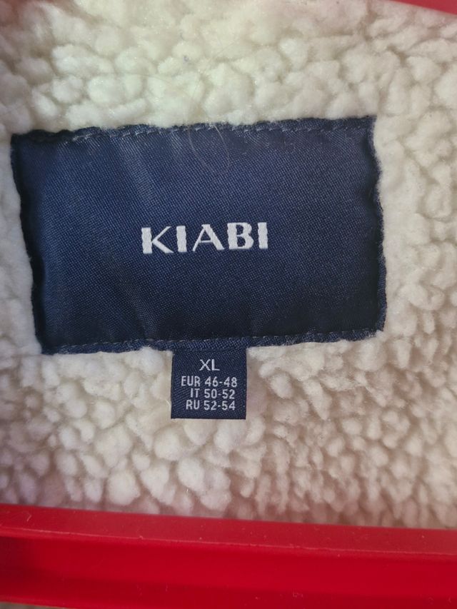 Chaqueta de pana rosa.