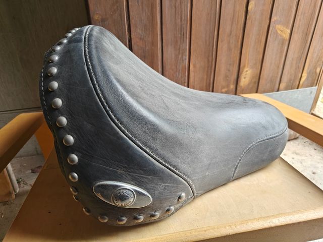 Asiento Harley tachuelas